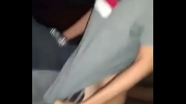 Amigos comendo o novinho na rua