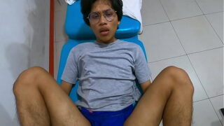 Joven AMAZONICO abre las piernas para penetrarlo