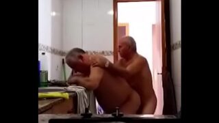 vovô coroa e amigo fudendo na cozinha