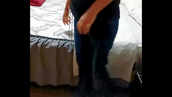 casting mujer madura infiel llama a esposo y se mete a la ducha
