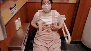 【オナニー・自撮り】買物途中にお店のトイレでオナニーする人妻