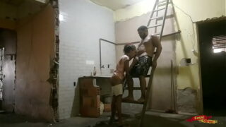 Meu pai não quis pagar a obra do meu quarto, dei o cu para o pedreiro.