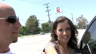 MOFOZO.com – This Is How To Pick Up A Hot Chick At The Parking Lot!